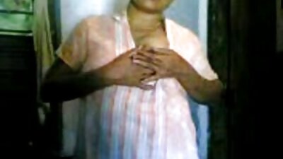 మసాజ్ టేబుల్‌పై ఉన్న మహిళ కొంత హత్తుకుంటుంది