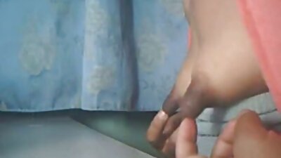 సెక్సీ గర్ల్ తన తడి పుస్సీలో వైబ్రేటర్‌ని సోఫాలో అతికిస్తోంది