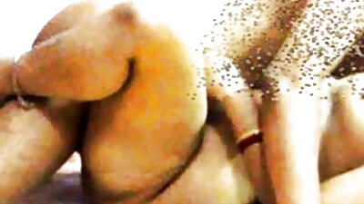 తెల్లని మేజోళ్ళలో ఎబోనీ చిక్ ఒక అద్భుతమైన పెకర్‌ని బాగా నడుపుతోంది