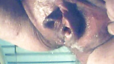 హాట్ రౌండ్ గాడిద ఒక పెద్ద ప్లాస్టిక్ డిల్డో ద్వారా ప్లగ్ చేయబడుతోంది